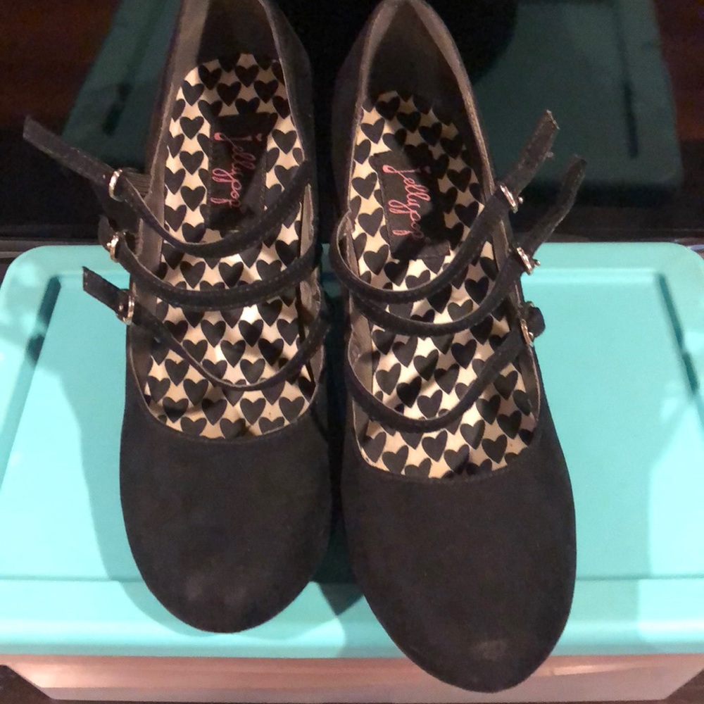 Shoes - Picture 2 of 7